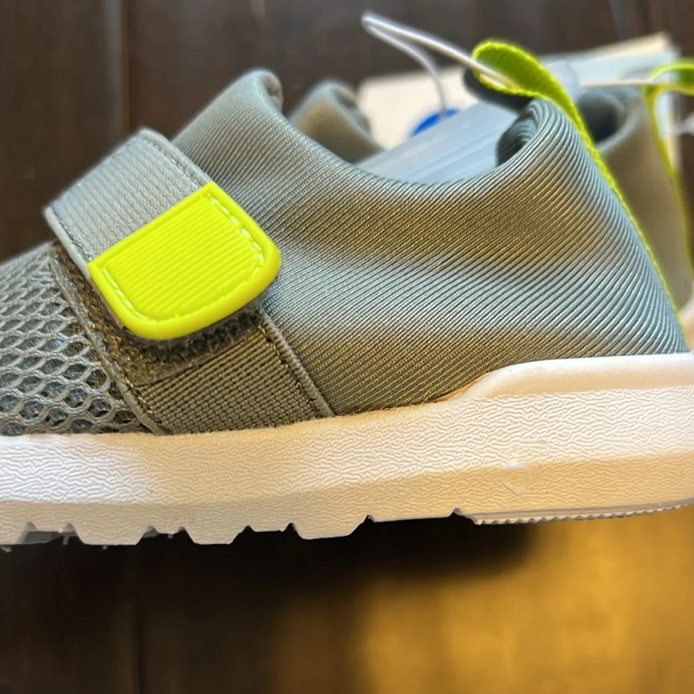 NWT Cat and Jack Toddlers Gender Neutral Austen Water Swim shoes in gray!